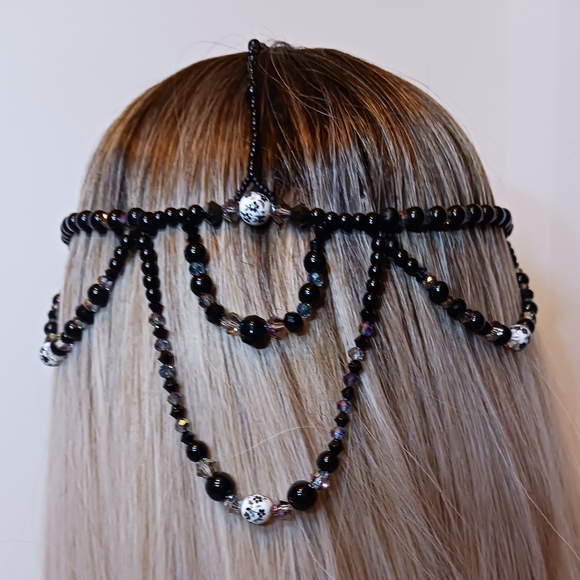 Beaded Headpiece Black beads and white bead with black floral. - Picture 4 of 6